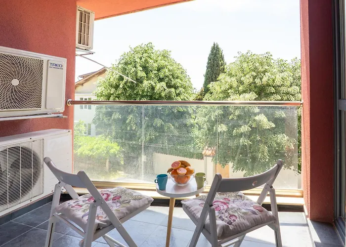 Sunny Flat With Pool