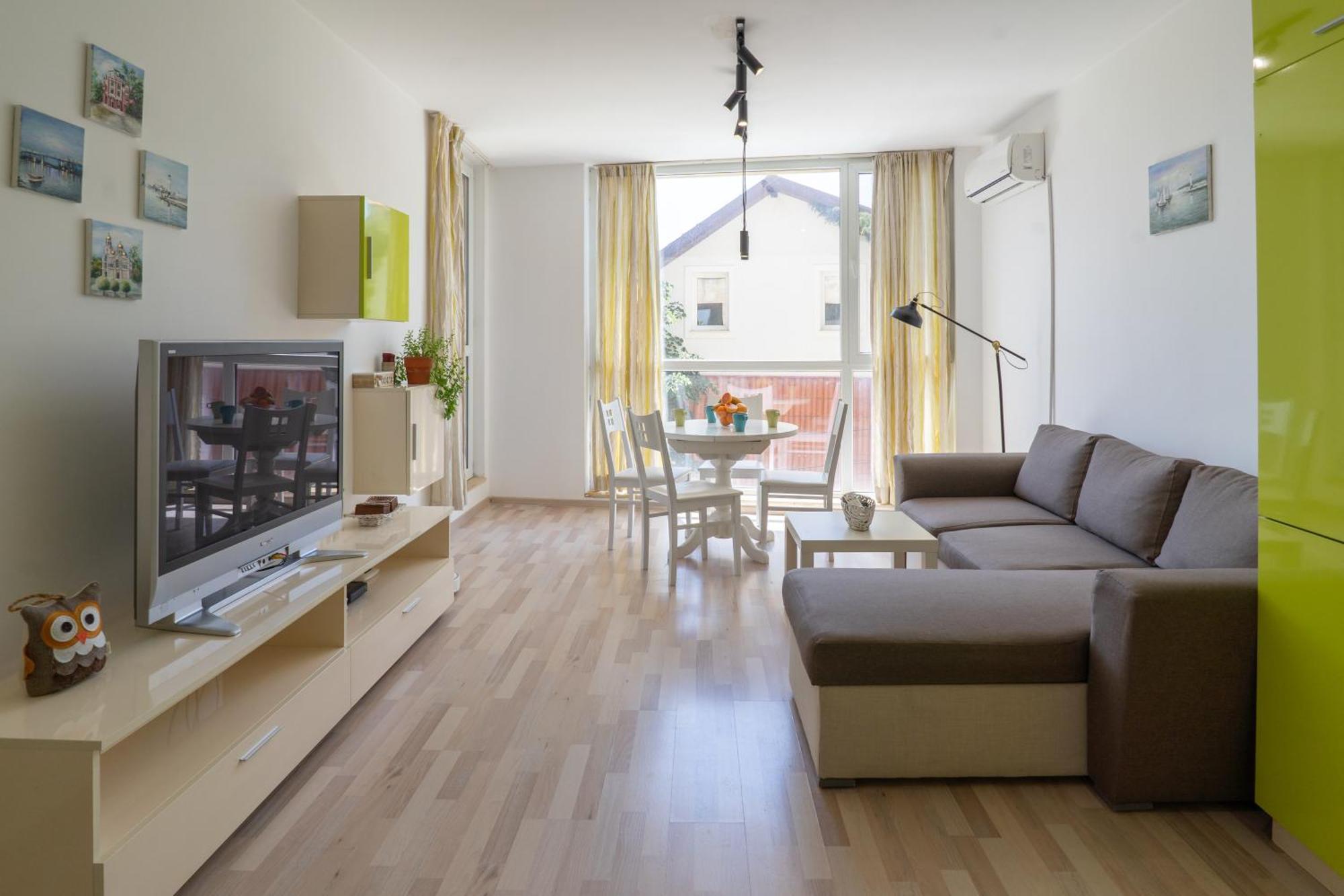 Sunny Flat With Pool *